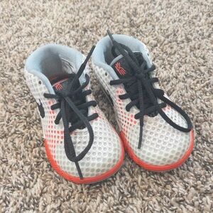 Nike Toddler Kyrie Sneaker, Size 6C